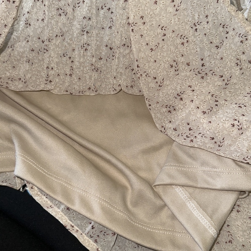 Size medium, taupe floral off the shoulder dress - Picture 3 of 4